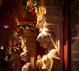 Decoraciones navideñas en Manhattan; Nueva York, Nueva York, Estados Unidos de América - foto de stock