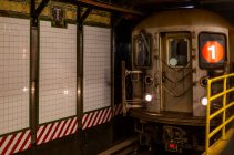 Métro souterrain sur les voies à côté du mur carrelé, Manhattan ; New York City, New York, États-Unis d'Amérique — Photo de stock