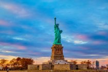 Статуя Свободы; Нью-Йорк, Нью-Йорк, Соединенные Штаты Америки — стоковое фото