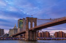 Бруклинский мост, Манхэттен; Нью-Йорк, Нью-Йорк, Соединенные Штаты Америки — стоковое фото