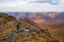 Femme explorant les montagnes le long de la route de Dempster à l'automne ; Yukon, Canada — Photo de stock