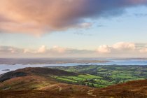 Ландшафтный вид на ирландские холмы и сельскую местность с озером вдалеке; Таунтхеда, графство Типперэри, Ирландия — стоковое фото