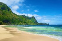 Blick auf die Küste von Kauai mit schroffen, grünen Bergen und einem Sandstrand; Wailua, Kauai, Hawaii, Vereinigte Staaten von Amerika — Stockfoto