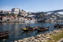 Una vista de Oporto y el río Duero; Oporto, Portugal - foto de stock