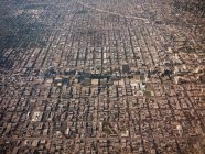 Vista aérea del paisaje urbano que muestra áreas urbanas densas; Los Ángeles, California, Estados Unidos de América - foto de stock