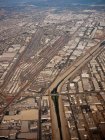 Vista aérea del paisaje urbano que muestra áreas urbanas densas y carreteras; Los Ángeles, California, Estados Unidos de América - foto de stock