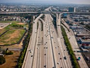 Paysage urbain montrant des zones urbaines denses et des routes avec du smog dans l'air ; Los Angeles, Californie, États-Unis d'Amérique — Photo de stock