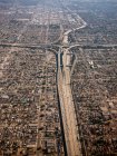 Vista aérea da paisagem urbana mostrando áreas urbanas densas e estradas; Los Angeles, Califórnia, Estados Unidos da América — Fotografia de Stock