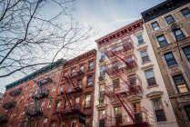 Wohnblocks mit Fluchttreppen; Manhattan, New York, Vereinigte Staaten von Amerika — Stockfoto