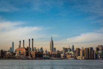 Вид на Манхэттен из Бруклина; Бруклин, Нью-Йорк, Соединенные Штаты Америки — стоковое фото