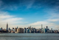 Manhattan skyline seen from Brooklyn; Brooklyn, New York, United States of America — Stock Photo