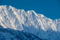 Vista panorâmica de uma linha de cumeeira irregular no inverno, Turnagain Pass, Kenai Peninsula, Southcentral Alaska, EUA — Fotografia de Stock