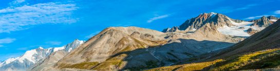 Каньйон Червоної Скелі проходить по хребту Східна Аляска в теплий сонячний літній день. Льодовик Канвелл знаходиться на задньому плані; Аляска, Сполучені Штати Америки. — стокове фото