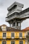 Лифт Santa Justa, также называемый Carmo Lift, является лифтом, или лифтом, в гражданском приходе Santa Justa, в историческом городе Лисбон, Португалия; Лисбон, регион Лиссабон, Португалия — стоковое фото