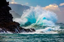 Grandes vagues sur la côte Na Pali des îles hawaïennes ; Kauai, Hawaï, États-Unis d'Amérique — Photo de stock