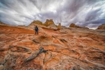 Escursionista sulle incredibili formazioni rocciose e arenarie di White Pocket; Arizona, Stati Uniti d'America — Foto stock