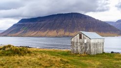 Structure altérée au bord d'un fjord dans le nord-ouest de l'Islande, dans la municipalité d'Isafjarourbaer ; Isafjarourbaer, région de Westfjords, Islande — Photo de stock