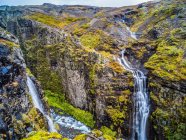 Glymur a segunda maior cachoeira da Islândia, com uma cascata de 198 metros; Hvalfjaroarsveit, Região da Capital, Islândia — Fotografia de Stock