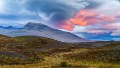 Paysage dans le nord de l'Islande avec des nuages rose vif au coucher du soleil ; vestra Hunaping, région du nord-ouest, Islande — Photo de stock