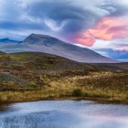 Пейзаж в Северной Исландии с пылающими розовыми облаками на закате; Hunaping vestra, Северо-Западный регион, Исландия — стоковое фото