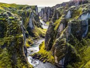 Fjadrargljufur magnifique et massif canyon, d'environ 100 mètres de profondeur et environ deux kilomètres de long. Le canyon a des murs abrupts ; Skaftarhreppur, région du Sud, Islande — Photo de stock