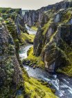 Fjadrargljufur magnifique et massif canyon, d'environ 100 mètres de profondeur et environ deux kilomètres de long. Skaftarhreppur, Région du Sud, Islande — Photo de stock