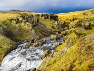 Skogafoss una de las cascadas más grandes y bellas de Islandia con un ancho asombroso de 25 metros y una caída de 60 metros; Rangarping eystra, Región Sur, Islandia - foto de stock