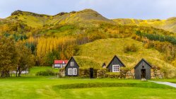 House and shed built into a grassy hillside; Rangarping, Southern Region, Iceland — Stock Photo