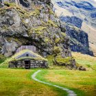 Celeiro construído em uma montanha rochosa, agora coberto com grama; Rangarping eystra, Região Sul, Islândia — Fotografia de Stock