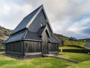 Церковь в городе на острове Хеймай, в архипелаге у южного побережья Исландии; Вестманнайяр, Южный регион, Исландия — стоковое фото
