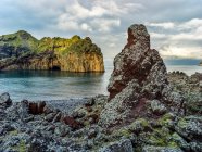 Rocher accidenté et falaises le long de la côte de l'île de Heimaey, une partie d'un archipel le long de la côte sud de l'Islande ; Vestmannaeyjar, région sud, Islande — Photo de stock