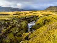 Skogafoss uma das maiores e mais belas cachoeiras islandesas com uma largura surpreendente de 25 metros e uma queda de 60 metros; Rangarping eystra, Região Sul, Islândia — Fotografia de Stock