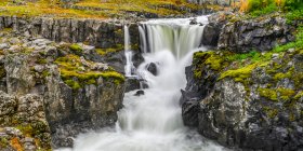 Cachoeira e rio correndo em uma paisagem acidentada no leste da Islândia; Djupivogur, Região Leste, Islândia — Fotografia de Stock