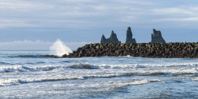 Formazioni rocciose di picco lungo la costa della città di Vik i Myrdal; Myrdalshreppur, Regione meridionale, Islanda — Foto stock