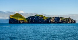 Insel in einem Archipel südlich des isländischen Festlandes; Vestmannaeyjar, Southern Region, Island — Stockfoto