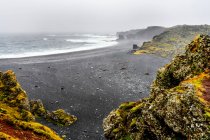 Djupalonssandur uma baía em forma de arco de penhascos escuros e areia preta, localizada na Península de Snaefellsnes, no oeste da Islândia. — Fotografia de Stock