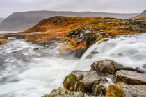 Dynjandi (noto anche come Fjallfoss) serie di cascate situate nei fiordi occidentali, Islanda. Le cascate hanno un'altezza totale di 100 metri; Isafjardarbaer, Westfjords, Islanda — Foto stock
