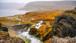 Dynjandi (também conhecido como Fjallfoss) é uma série de cachoeiras localizada nos fiordes ocidentais, na Islândia. As cachoeiras têm uma altura total de 100 metros; Isafjardarbaer, Westfjords, Islândia — Fotografia de Stock