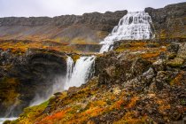 Dynjandi (также известный как Fjallfoss) представляет собой серию водопадов, расположенных в Вестфьордах, Исландия. Водопады имеют общую высоту 100 метров; Isafjardarbaer, Westfjords, Iceland — стоковое фото