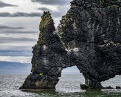 Hvitserkur Une pile de basalte de 15 m de haut longe la rive orientale de la péninsule de Vatnsnes, dans le nord-ouest de l'Islande. Hunaping vestra, Région du Nord-Ouest, Islande — Photo de stock