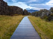 Lieu historique et parc national de Thingvellir. Eglise de Thingvellir et les ruines de vieux abris en pierre. — Photo de stock