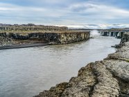 Rugged rock cliffs along Jokulsa a Fjollum river at Dettifoss waterfall; Skutustadahreppur, Northeastern Region, Iceland — Foto stock