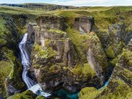 Fjadrargljufur великолепный и массивный каньон, около 100 метров в глубину и около двух километров в длину. Каньон имеет отвесные стены; Скафтархреппур, Южный регион, Исландия — стоковое фото