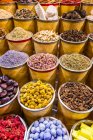 Especias en el Dubai Spice Souq; Dubai, Emiratos Árabes Unidos - foto de stock