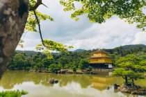 Храм Золотого павильона, Кинкаку-дзи; Киото, Кансай, Япония — стоковое фото