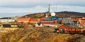 Bunte Gebäude an einem Hang; Nuuk, Sermersooq, Grönland — Stockfoto