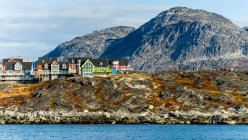 Bunte Häuser entlang der felsigen Küste von Nuuk; Nuuk, Sermersooq, Grönland — Stockfoto