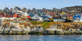 Красочные дома вдоль скалистого берега Нуука; Нуук, Сермерсук, Гренландия — стоковое фото