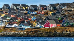 Case colorate lungo la costa rocciosa di Nuuk; Nuuk, Sermersooq, Groenlandia — Foto stock
