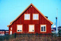 Un tipico edificio a Nuuk, Groenlandia con un tetto a picco e facciata intemperie; Nuuk, Sermersooq, Groenlandia — Foto stock